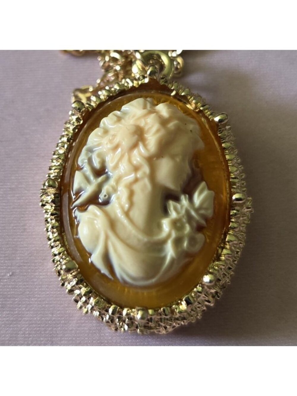 Vintage Gold Tone Molded Resin Cameo Pendant Necklace Victorian Bridgerton - Picture 5 of 11